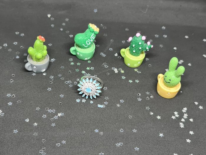 Magnifique Bague fantaisie argentée avec zirconiums et pierres bleues - photo numéro 4