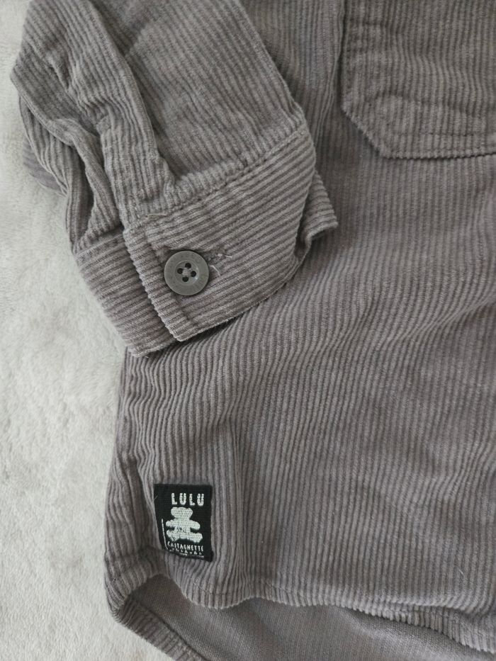 Sur chemise grise - photo numéro 3