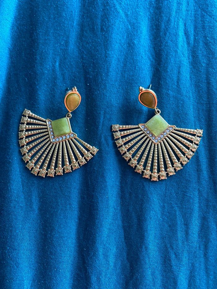 Boucles d’oreilles dorées et vertes