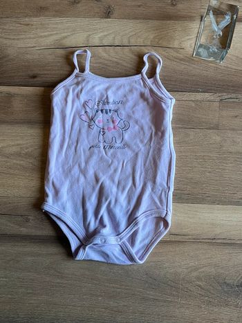 Je vend un débardeur manche courte fille 12 mois très bon état