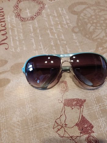 lunette soleil contour bleu ciel