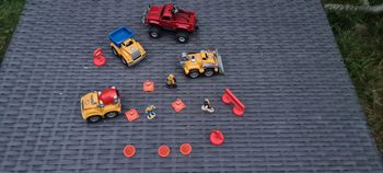 lot de petites voiture et 4X4 engins travaux publique et personnages