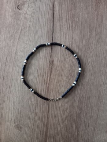 Collier en pierres trois couleurs. 