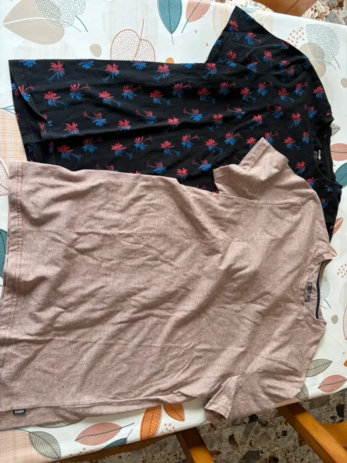 Lot de deux. T-shirts homme taille 16 ans ou taille S. Très bon état.