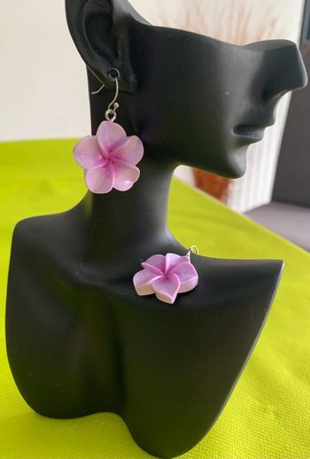 Boucles d’oreilles fleur d’hibiscus violet lilas en résine