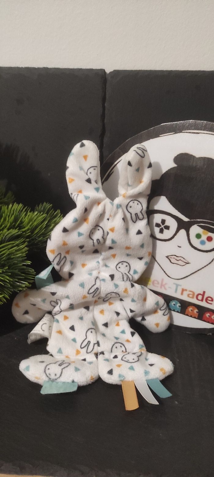 doudou lapin miffy nijntje plat hello jaune blanc t-shirt bleu bruissant Tiamo - photo numéro 2