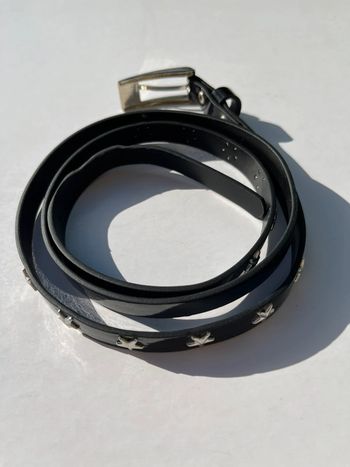 Ceinture fine noire brillante avec étoiles argentées