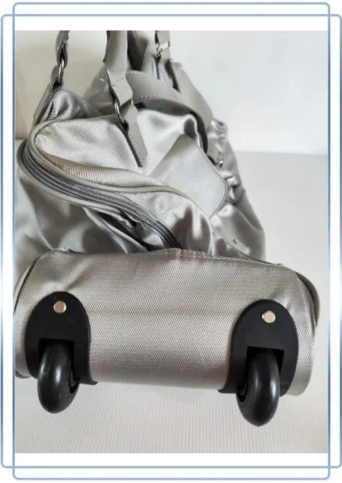 Bagage à roulette Apart argenté, très bon état, 55x25cm - photo numéro 3