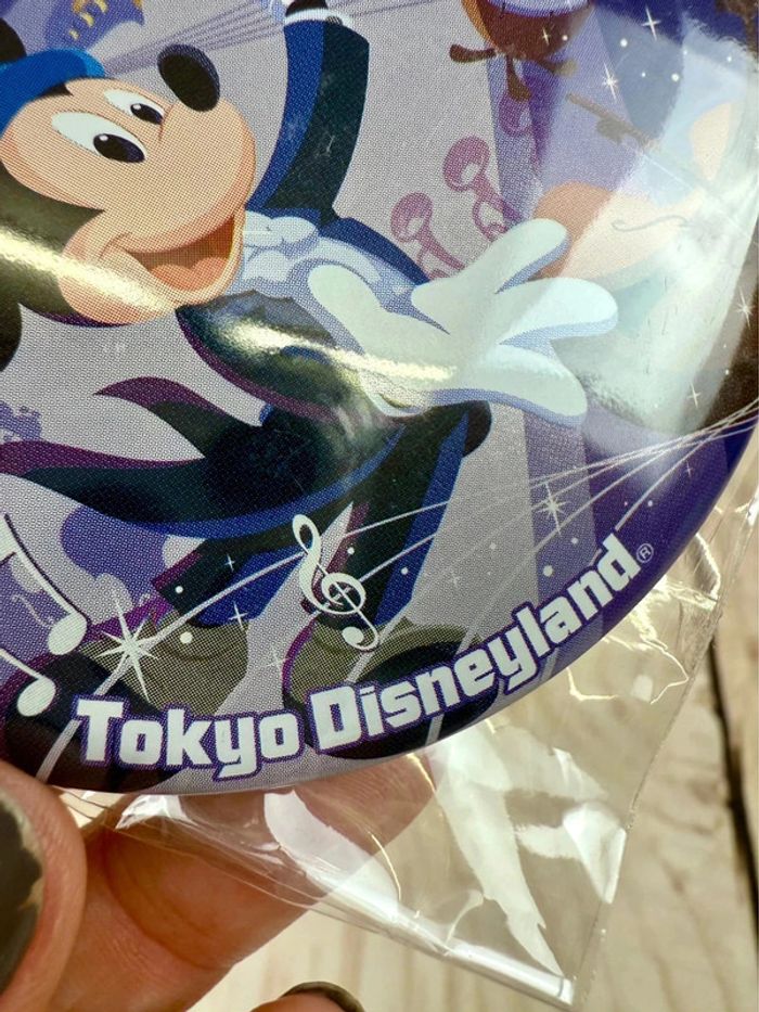 Badge Disneyland Tokyo 42e anniversaire Mickey fantasia orchestre - photo numéro 3