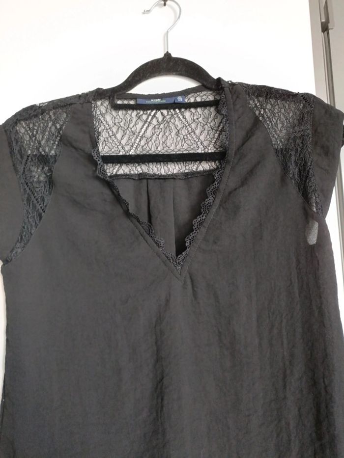 Top noir manche courte effet satiné dentelle Kiabi XS /S – Très bon état - photo numéro 2