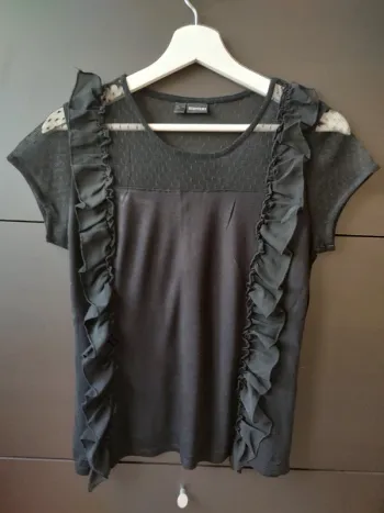 T-shirt noir à dentelle T. 38