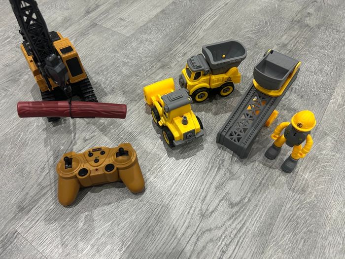 Lot grue télécommandé et engins chantier