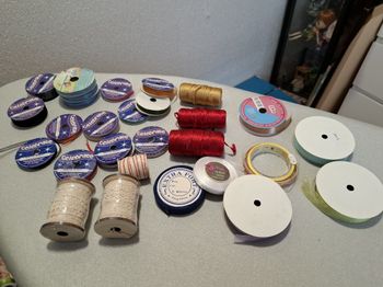 Gros lot de rubans divers neufs/occasion tissu, satin, dentelle pour couture, scrap, carterie