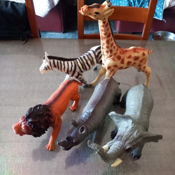 Lot de grandes figurines animaux de la savane
