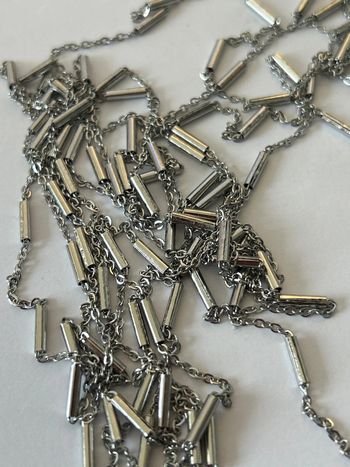 A216 vide atelier env 2m de chaîne argentée