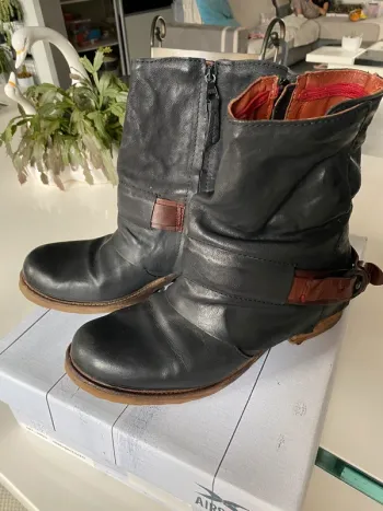 Boots bottines noires lanière marron