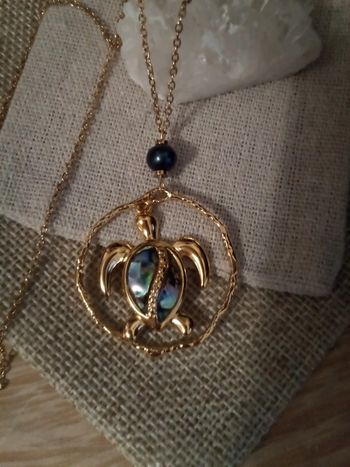 Collier tortue en ormeaux et perle de culture d'eau douce noire irisée
