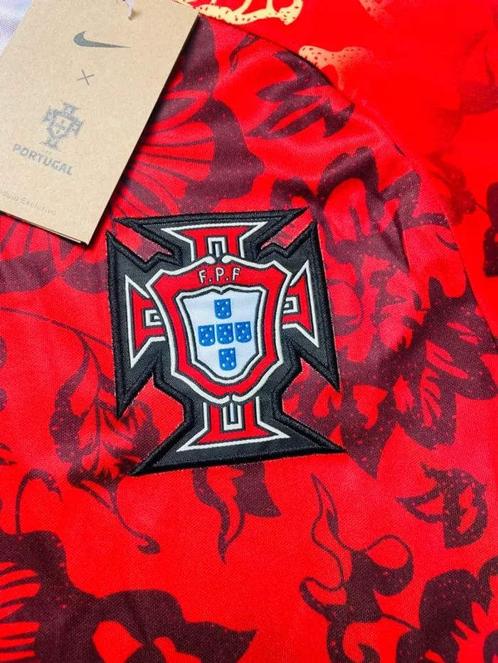 Maillot concept foot Portugal rouge fleurs taille S - photo numéro 6