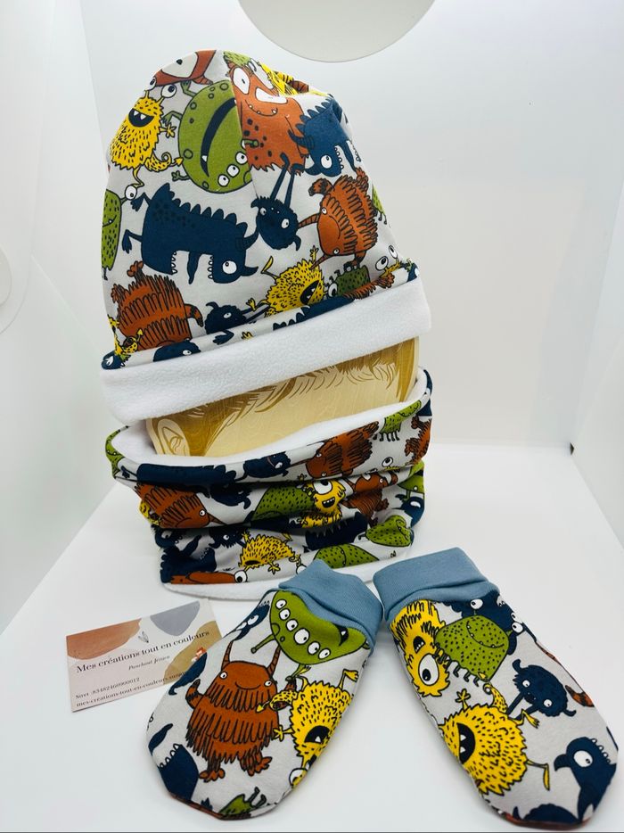 Ensemble bonnet , snood et moufles