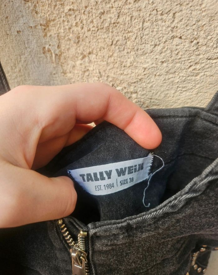 Combishort noir en jean avec zip sur le devant perle et rose brodés sur la poche arrièreCombishort noir en jean avec zip sur le devant perle et rose brodés sur la poche arrière 
Tally weijl 
Taille 38
Très bon état 
Aucun défaut 
Prix négociable 
Remise e - photo numéro 3