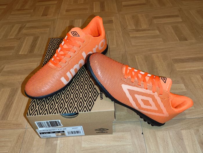 Chaussures neuves foot umbro T38 ou 38.5 velocita matrix 1.0 - photo numéro 2