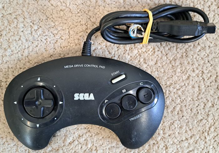 🎮 Manette officielle Sega Megadrive - semi HS