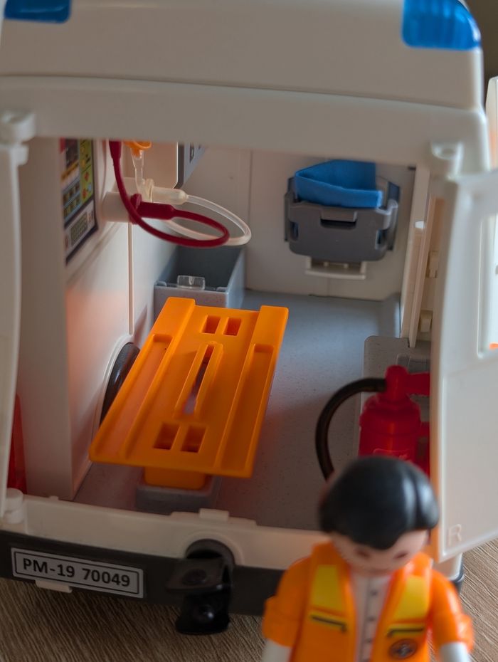 Playmobil 79049 Ambulance et secouristes - photo numéro 4