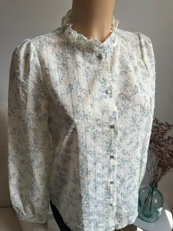Chemise couleur crème à fleurs bleues