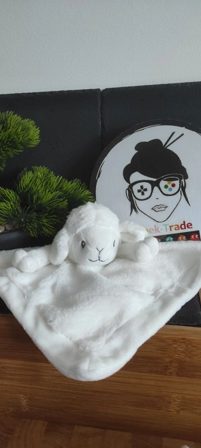 Doudou mouton pommette blanc gris carré fourrure Pattes Peluche