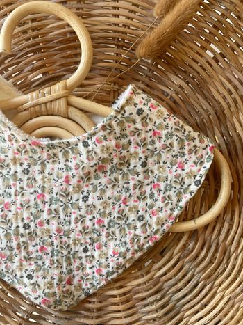 Bavoir bandana fleuri 