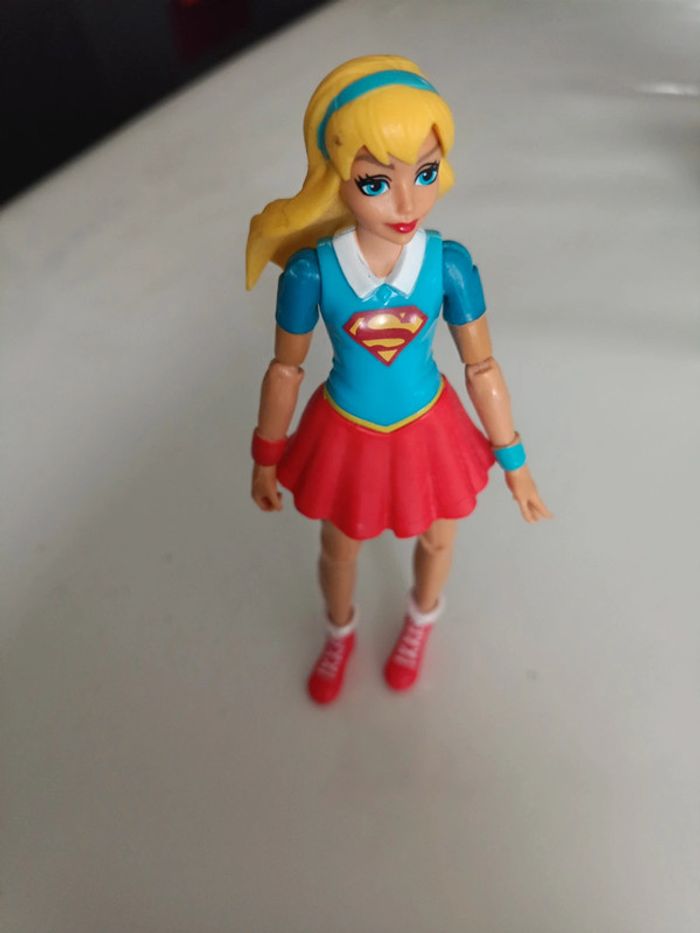 Figurine super girl