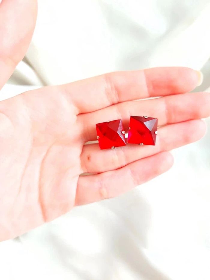 Boucle d'oreilles puces strass rouge - photo numéro 2