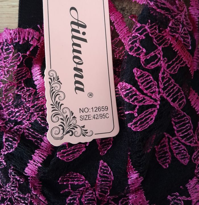 soutien gorge dentelle noire et rose fushia 95C + culotte XL - photo numéro 3
