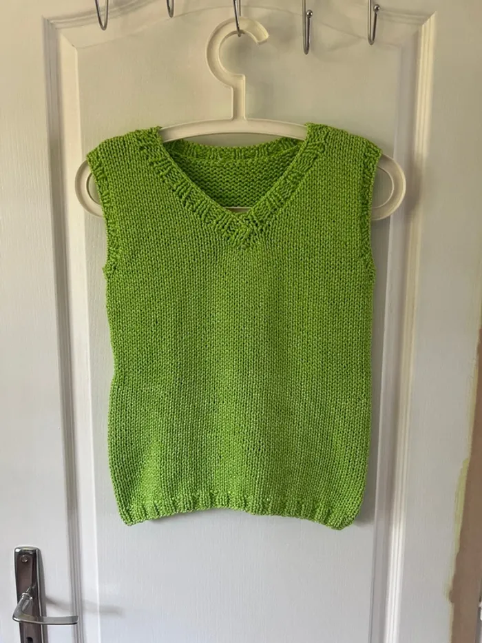 Très joli pull sans manche taille 36 tricoté main