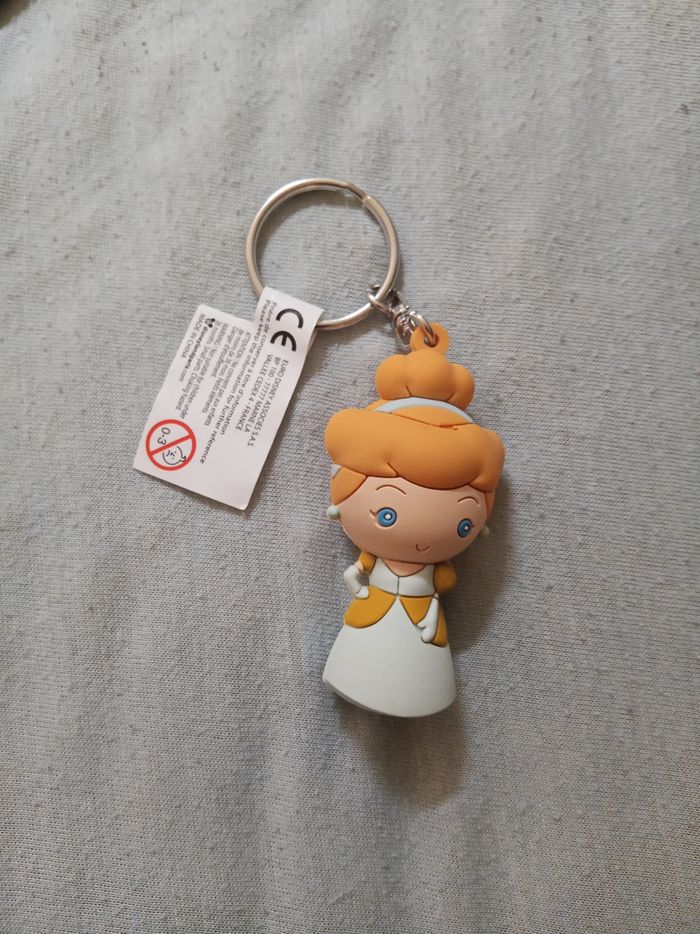 Porte clé de cendrillon Disneyland Paris neuf