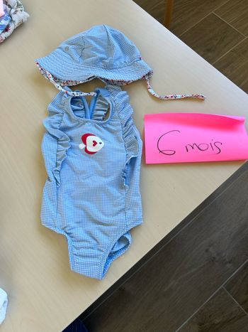 Maillot de bain okaidi et son chapeau