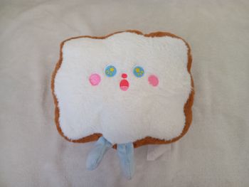 Peluche douce neuve et réconfortante