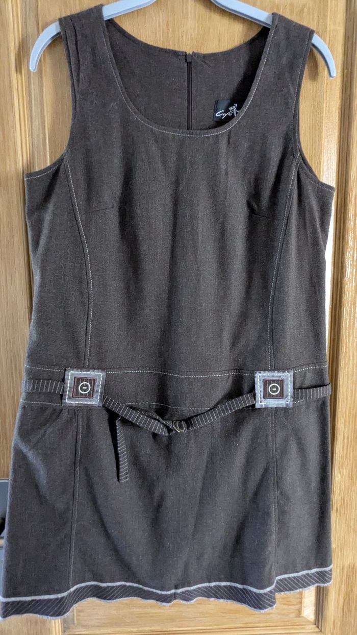 Robe tunique marron.