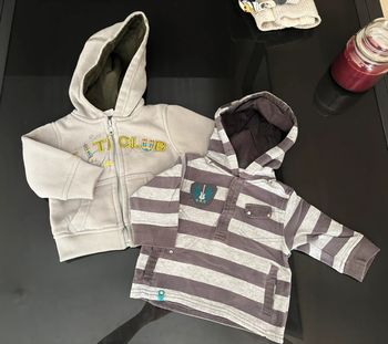 Lot d’une veste & un pull à capuche / Taille 6 mois