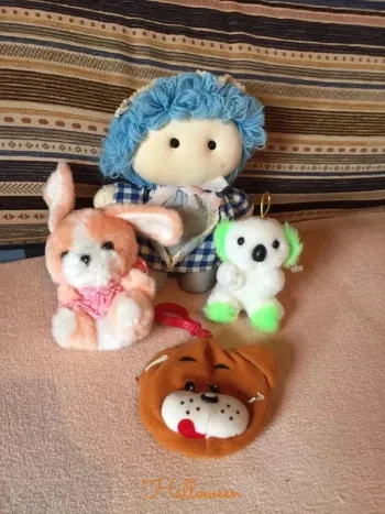Lot de 3 peluches et une poupée en chiffons