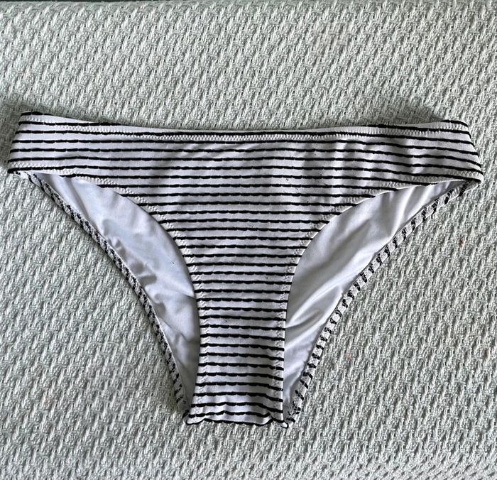 Bas de bikini Lovable.