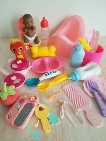 Sucette Corolle, pot Vertbaudet et accessoires pour poupée