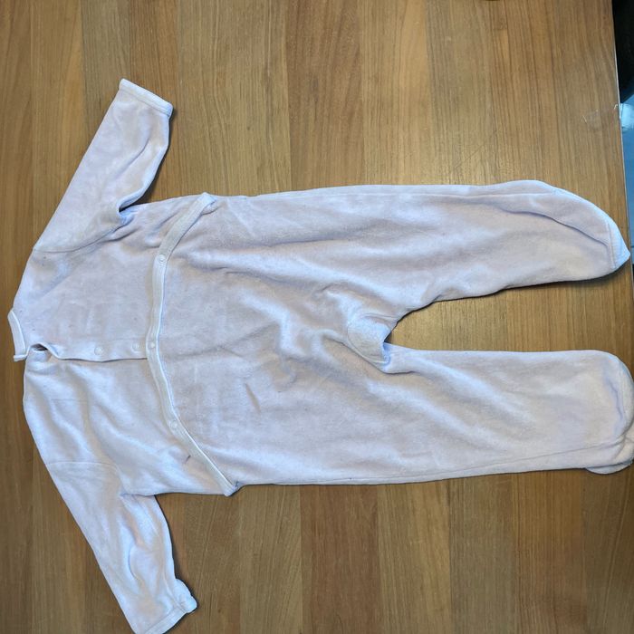 Pyjama taille 18 mois qui kitchoun  rose avec des papillons dessus - photo numéro 2