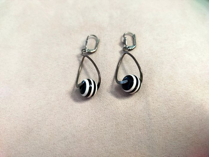 Boucles d’oreilles goutte & perle rayée – Fantaisie chic