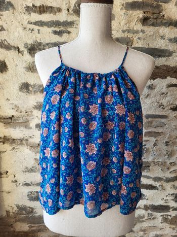Débardeur fleuri rose abricot sur fond bleu Etam Taille 34