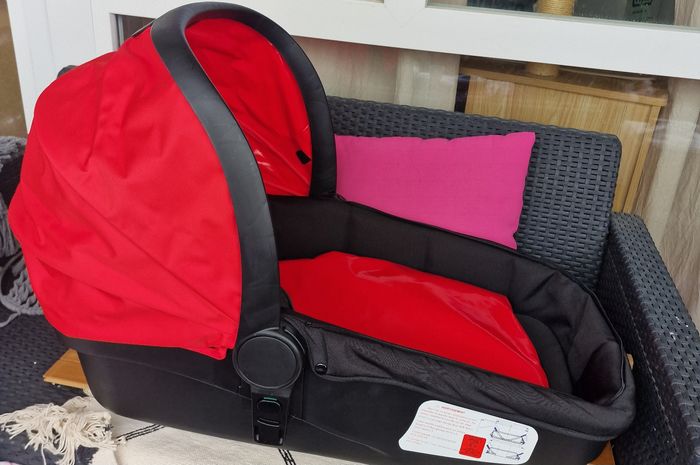 Nacelle looping auto"go rouge "neuve dans son carton d'origine (Jamais déballée)