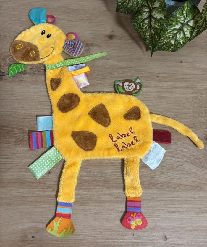 Doudou plat girafe jaune marron label label étiquette