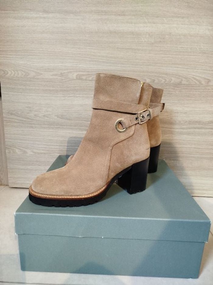 Jolie paire de bottines taille 38 Neuf avec sa boîte