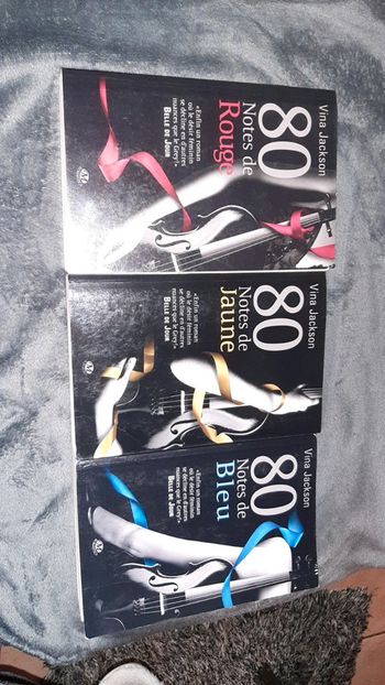 80 notes de rouge,jaune,bleu