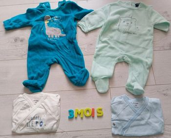 Lot 3 mois pyjamas et bodys